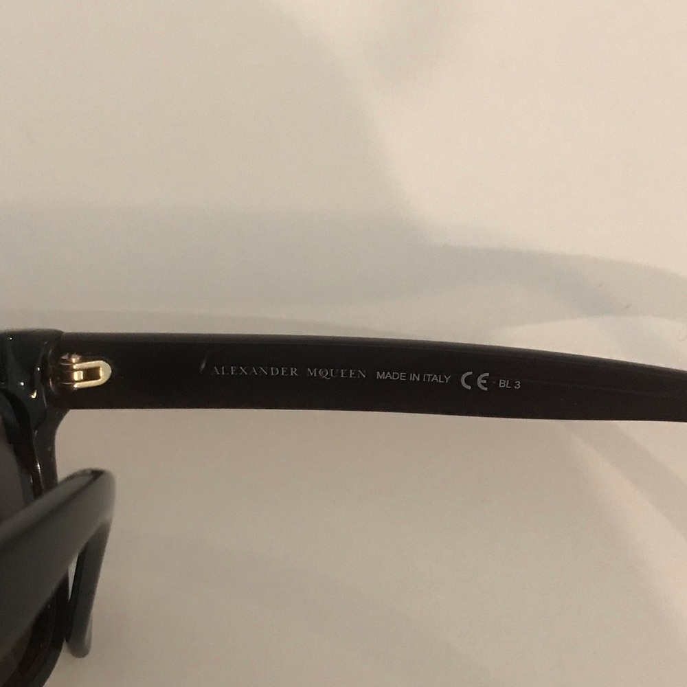 Stylish Gold and Black Sunglasses - Picture 4 of 6